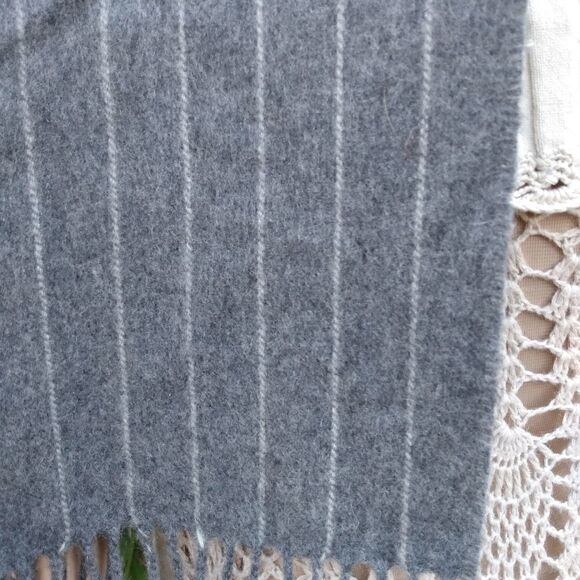 NWT NEIMAN MARCUS 100% Cashmere Gray & White Striped Scarf Wrap with Fringe - Picture 5 of 10